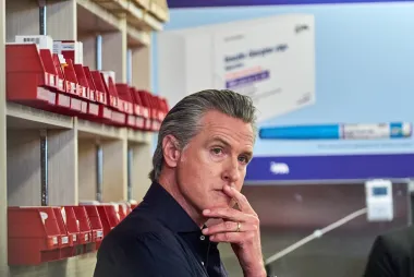 La batalla entre California y el gobierno federal por licencias a migrantes: ¿Seguridad vial o estrategia política?