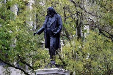 ¿Restauramos el pasado o perpetuamos el racismo? La polémica por el regreso de la estatua de Albert Pike