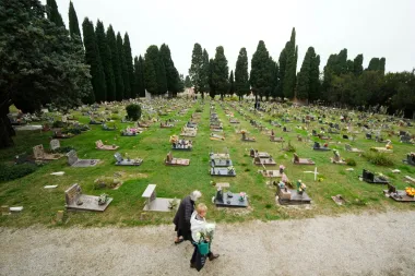 Puentes sobre el agua y almas cruzando: La tradición renacida del puente flotante en Venecia