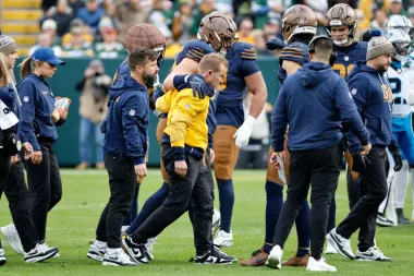 Tucker Kraft: Una estrella emergente del NFL que ve su temporada truncada