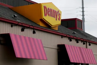 El regreso privado de Denny’s: ¿salvación estratégica o retiro forzado del clásico americano?