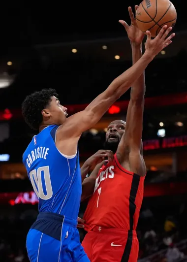 La noche de las sorpresas en la NBA: jóvenes estrellas brillan y veteranos tambalean