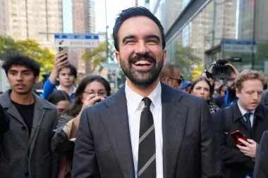 Una encrucijada histórica para Nueva York: Mamdani, Cuomo y Sliwa se disputan el alma de la ciudad
