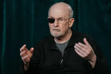 Salman Rushdie y 'The Eleventh Hour': El renacer literario tras la sombra del atentado