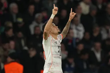 Luis Díaz brilla y se oscurece en París: doblete y roja en una noche frenética de Champions