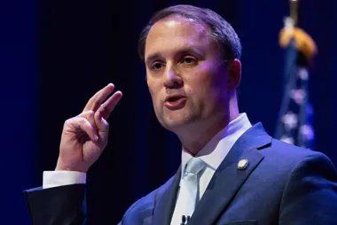 Jay Jones hace historia: Virginia elige a su primer fiscal general afroamericano en medio de polémica