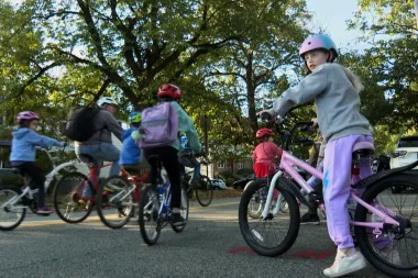 El regreso a la escuela sobre ruedas: cómo las 'bike buses' están transformando la movilidad escolar