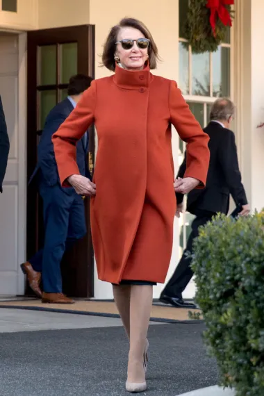 Nancy Pelosi: El poder del lenguaje en una vida política sin precedentes