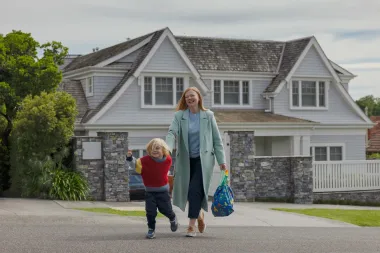 “All Her Fault”: El thriller que destapa la sobrecarga invisible de las madres modernas