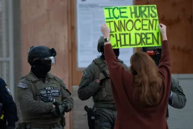 La ofensiva migratoria de ICE: ¿protección o vigilancia masiva de niños migrantes?