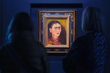 La reina con pies de yeso: Frida Kahlo y su universo político, onírico y artístico