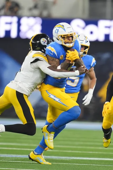 Keenan Allen hace historia mientras Aaron Rodgers se hunde: una noche contrastante en la NFL