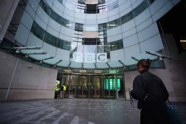 Crisis en la BBC: ¿Fin de una era o advertencia sobre el periodismo en la era de la polarización?