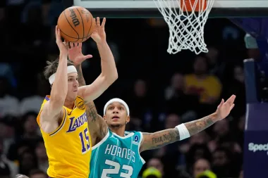 Los Lakers vuelan con Doncic mientras los Cavaliers y Bucks luchan con lesiones clave