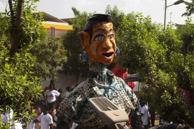 Marionetas gigantes contra el miedo: el poder del arte en medio del conflicto en Malí