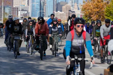 En bici, con hambre y con amor: cómo los barrios latinos de Chicago resisten el miedo migratorio