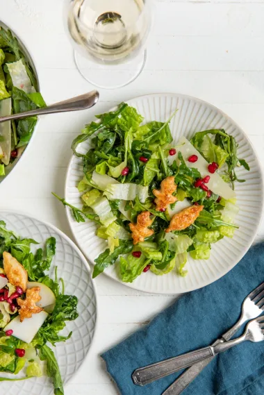 La ensalada que conquistará tu cena de Acción de Gracias: peras, parmesano y crujientes únicos