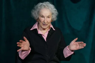 Margaret Atwood se reescribe a sí misma: secretos, feminismo y el arte de recordar