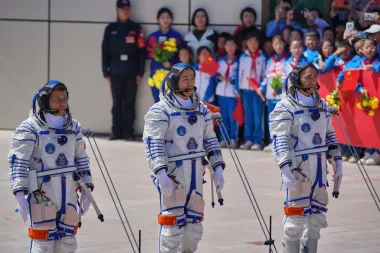 Astronautas chinos regresan a la Tierra tras incidente con basura espacial