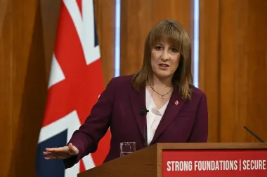 El dilema de Rachel Reeves: ¿arriesgar la economía británica o romper una promesa electoral?
