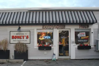 Entre freidoras vacías y mesas sin camareros: la crisis habitacional que sacude a los restaurantes en Maine