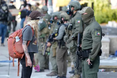 ¿Máscara o transparencia? El pulso entre California y el gobierno federal por la identidad de los agentes