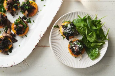 Polenta dorada con champiñones salteados: un clásico reinventado para cualquier ocasión