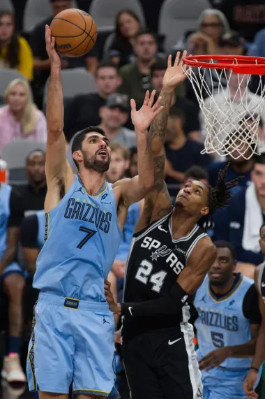 Las nuevas caras de la NBA dan espectáculo mientras las estrellas descansan