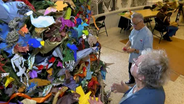 Una Navidad de papel y esperanza: el Origami Holiday Tree y su mensaje de nuevos comienzos
