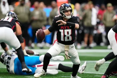 Baker Mayfield y Tyler Shough: Dos Caminos, Un Objetivo, y la Redención en la NFL