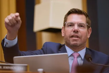 Eric Swalwell lanza su candidatura a gobernador de California con un mensaje de combate contra Trump