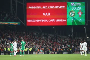 Rojos legendarios: Las tarjetas más insólitas y polémicas en el fútbol moderno