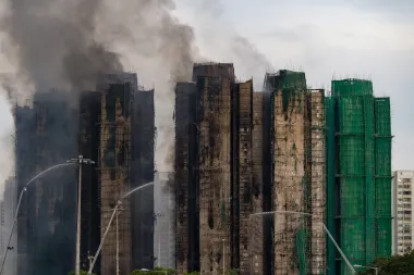 Tragedia en Tai Po: El incendio más mortal en Hong Kong en décadas expone negligencia y corrupción