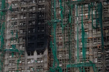 Tragedia en Hong Kong: El incendio que expuso fallos estructurales y corrupción en la vivienda pública