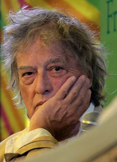 Tom Stoppard: El dramaturgo que fusionó el ingenio y la historia para cambiar el teatro moderno