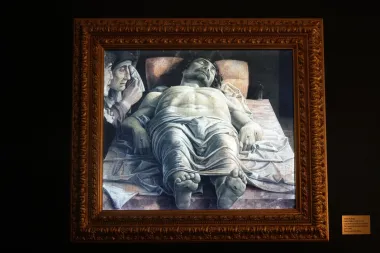 Del vidrio al arte digital: dos formas únicas de preservar la tradición navideña y el patrimonio artístico italiano