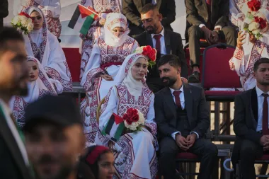 El amor florece entre las ruinas: una boda masiva devuelve la esperanza a Gaza