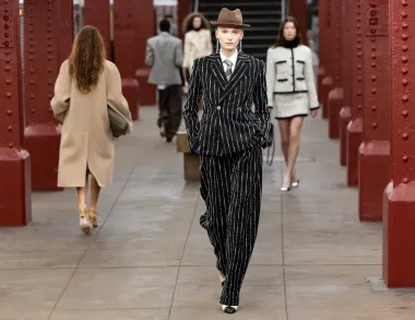 Moda en movimiento: Chanel transforma el metro de Nueva York en pasarela de estilo y diversidad