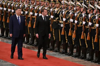 Macron y Xi Jinping: ¿un nuevo eje de poder global o una ilusión diplomática?