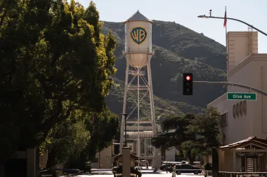 Paramount desafía a Netflix en la batalla por Warner Bros: ¿quién dominará Hollywood?