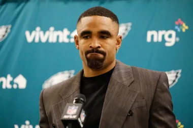 Jalen Hurts y la tormenta en Filadelfia: ¿Crisis pasajera o principio del fin?