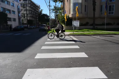 La rebelión de los cruces peatonales: activistas pintan las calles de Los Ángeles por su cuenta