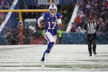 Josh Allen vs Drake Maye: El duelo generacional que define el futuro de la AFC Este