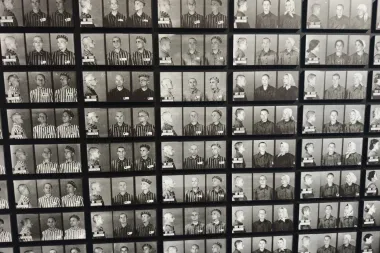 Auschwitz: Un testimonio renovado del horror humano y la resiliencia en tiempos extremos