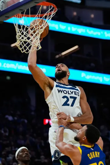 Un regreso con fuego: Stephen Curry brilla, pero los Timberwolves sorprenden a los Warriors
