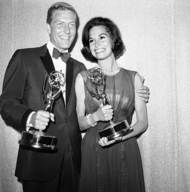 Dick Van Dyke cumple 100 años: un siglo de risas, baile y optimismo eterno