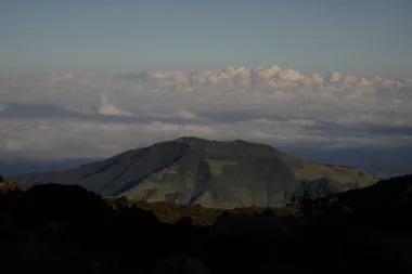Entre fuego y agua: cómo el cambio climático redefine la vida en dos rincones del mundo