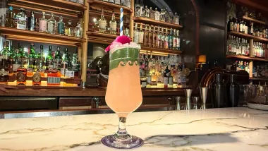 Maximalismo en la coctelería: El arte de beber con todos los sentidos