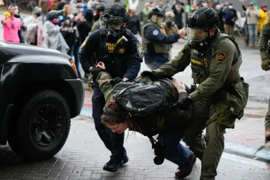 El costo humano del espectáculo judicial: Protestas, poder y represión en la era Trump