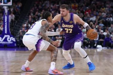 Triple-doble de Doncic y una ofensiva imparable: Los Lakers rugen ante el Jazz